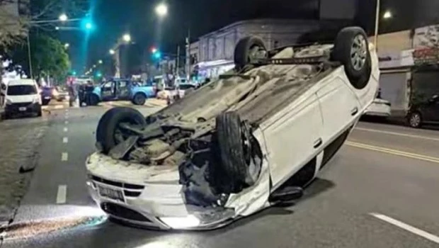 Choque y vuelco en Mataderos: corte total en la zona