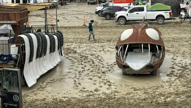 Un muerto y atrapados en medio de fuertes lluvias y barro en el festival Burning Man en el desierto de Nevada