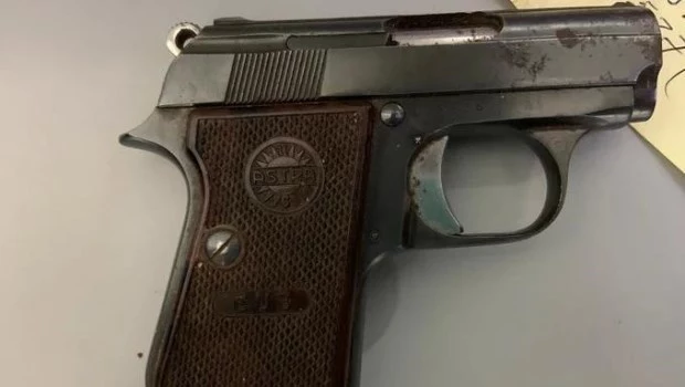 ​ Hallan dos armas cargadas en una donación de ropa entregada a un hogar de ancianos de Trelew