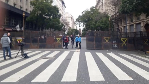 Vallaron la Legislatura porteña por protestas contra el acto organizado por Villarruel