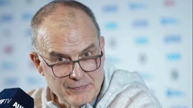 Marcelo Bielsa confirmó la lista de Uruguay sin Suárez ni Cavani