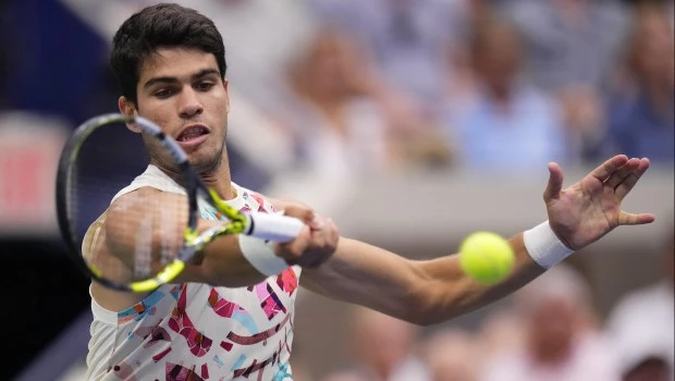 El español Alcaraz venció al italiano Arnaldi y avanzó a los cuartos de final del US Open