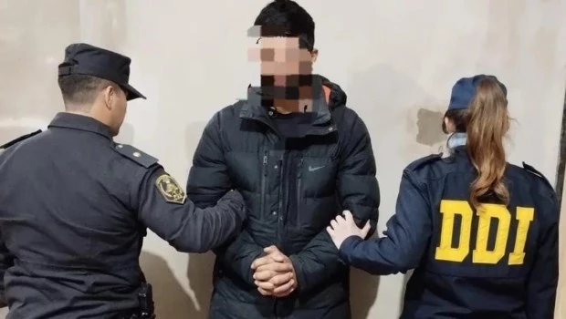 El arresto se llevó a cabo en un domicilio situado en la calle Recuero, entre Ruiz de los Llanos y Salado, de Gregorio de Laferrere, durante un allanamiento realizado por efectivos de la Dirección Departamental de Investigaciones (DDI) de La Plata, quienes hallaron un Fiat Punto que fue visto en inmediaciones de la casa de la víctima, Omar Clemente Belardinelli (79), el día del robo y apresaron a su propietario, detallaron los voceros.