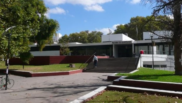 Apartaron a docente de la facultad de odontología de La Plata por denuncia de abuso sexual