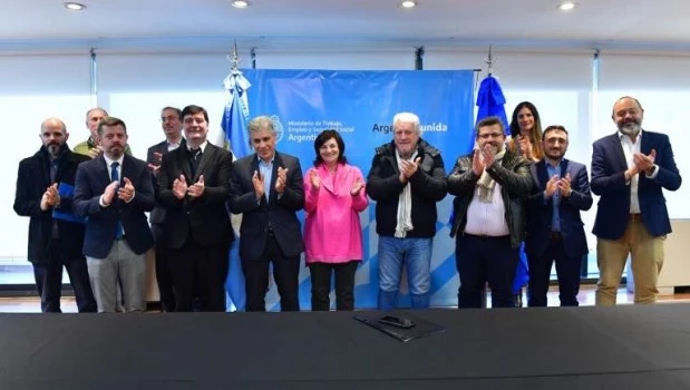 El ministra de Trabajo, Kelly Olmos, en la firma del acuerdo con petroleros.
