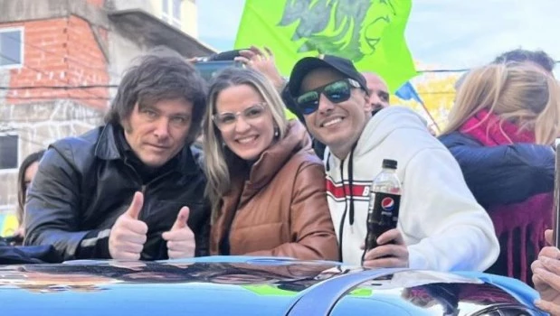 Milei estuvo acompañado por su candidata a gobernadora de Buenos Aires, Carolina Píparo, y el aspirante a la Intendencia matancera de su espacio, Adrián "El Dipy" Martínez.