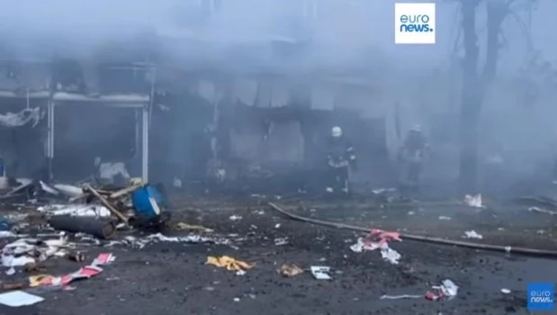 Dieciséis muertos en ataque ruso a un mercado en el este de Ucrania 
