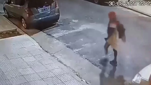 Reconstruyeron con 15 cámaras la llegada y huida del sospechoso a la escena del crimen en Palermo