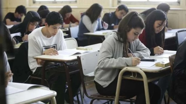 Para algunos docentes, la disminución del abandono escolar coincide con un retroceso en la calidad educativa.
