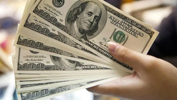 El dólar blue cerró en 720 pesos, casi un 10% debajo de su récord