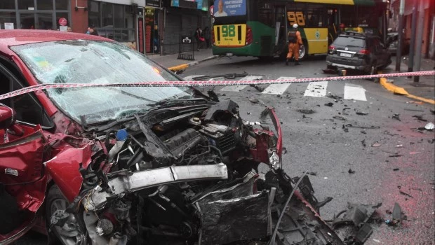 Siete heridos tras el choque entre un auto y un colectivo en Balvanera
