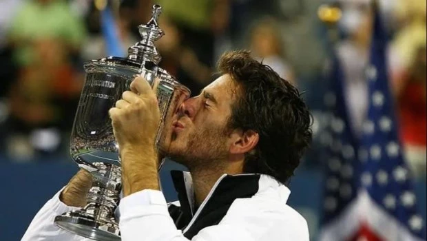 Una imagen inolvidable: Juan Martín del Potro besa el trofeo de campeón del US Open.