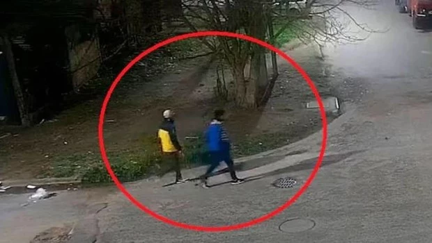 Los sospechosos fueron captados por las cámaras de seguridad antes de abordar a la víctima.