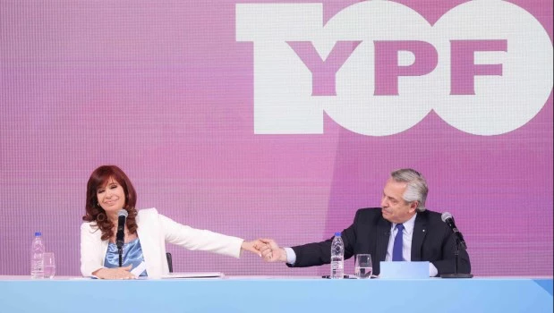 El presidente Alberto Fernández y la vicepresidenta, Cristina Fernández de Kirchner en un acto por los 100 años de la empresa YPF en el predio de Tecnópolis. ARCHIVO