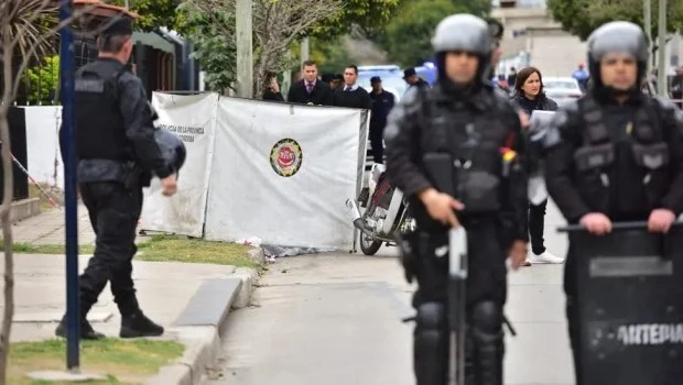 Los dos jóvenes abordaron en la calle Graham Bell al 1600 a un cartero con intenciones de robarle las pertenencias.