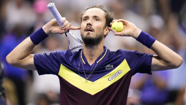 Medvedev interrumpe el paso de Alcaraz y se las verá con Djokovic en la final del US Open