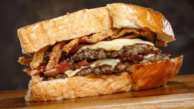 A disfrutar de una rica hamburguesa