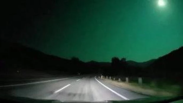 Una luz potente se vio por unos segundos en el cielo de Bariloche y estiman que fue un meteorito