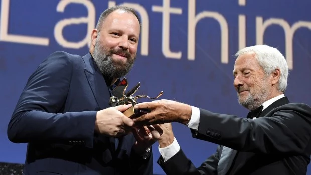 El realizador Yorgos Lanthimos recibe el León de Oro a la Mejor película de manos del presidente del Festival, Roberto Cicutto.