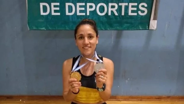 Gabriela Querejeta, con las medallas obtenidas en el Campeonato Nacional de Pista.
