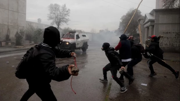 La marcha por los derechos humanos a 50 años del golpe en Chile fue nutrida pero empañada por incidentes
