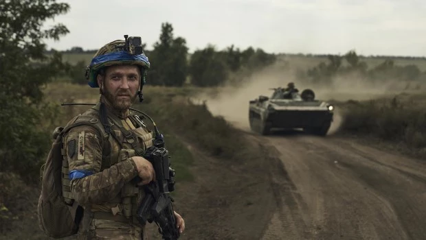 Un soldado de la Tercera Brigada de Asalto Separada de Ucrania observa el fondo de un vehículo blindado cerca de Bakhmut, lugar de feroces batallas con las fuerzas rusas en la región de Donetsk, Ucrania.