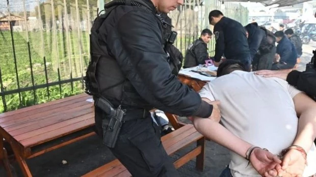 Golpean y asfixian a mujer para robarle en San Andrés y los capturan mientras comían en una parrilla de Villa Soldati