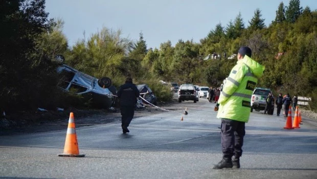 Un muerto y tres heridos en un choque frontal en el camino al Cerro Catedral