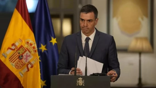 El presidente español anunció el retiro de una condencoración entregada en 1975 a Pinochet