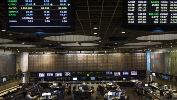 El Merval cayó 3,46% y las acciones argentinas en Nueva York operaron con altibajos 