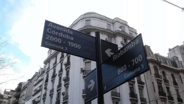 El hecho ocurrió en la calle Riobamba al 700, donde personal policial y del Sistema de Atención Médica de Emergencia acudieron al lugar luego de recibir un llamado al número de emergencias 911.