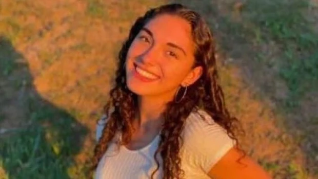 Lara Barrios estaba en su cuarto en la noche del lunes cuando por los fuertes vientos se desprendió un enorme eucalipto de la calle y cayó sobre la casa de mampostería ubicada en la Av. Ángel Mórtola al 1600.