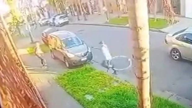 Balean en una pierna a una mujer y le roban 10.000 dólares