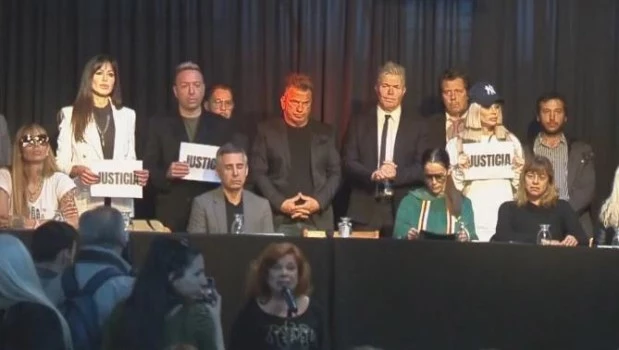 El salón de la Asociación Argentina de Actores y Actrices (AAA) estaba repleto de personas con carteles que pedían justicia.