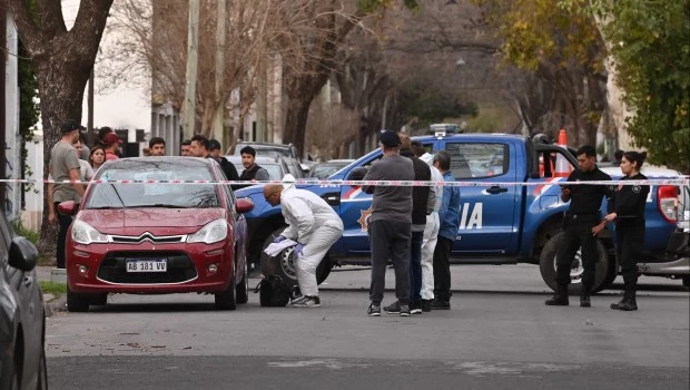 El vehículo rojo que utilizaron los asesinos fue abandonado a pocas cuadras del hecho. La Policía Científica peritó el vehículo en busca de rastros.