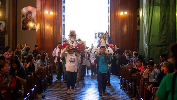 Fieles y peregrinos celebran la procesión del Señor y la Virgen del Milagro en Salta