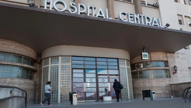 La mujer cayó por el hueco de un ascensor del Hospital Central de Mendoza. ARCHIVO