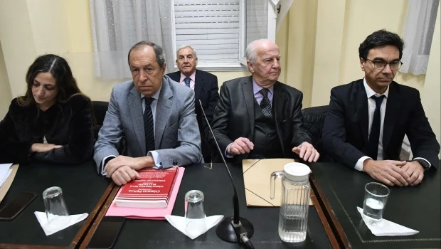 Abogados, Vadim Mischanchuk (D), de Roberto Martingano, quien está acusado por encubrimiento, y de la instrumentadora Miriam Frías, imputada por falso testimonio.