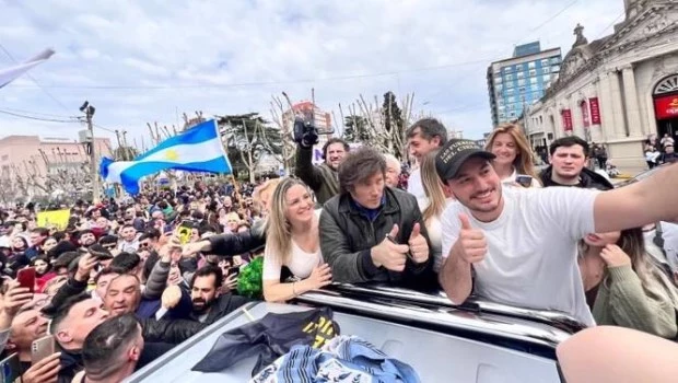 Milei y Píparo encabezaron una caravana en Olavarría