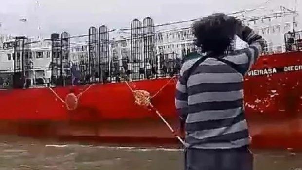 Un barco chocó contra la Escollera Norte de Mar del Plata al trabarse su timón