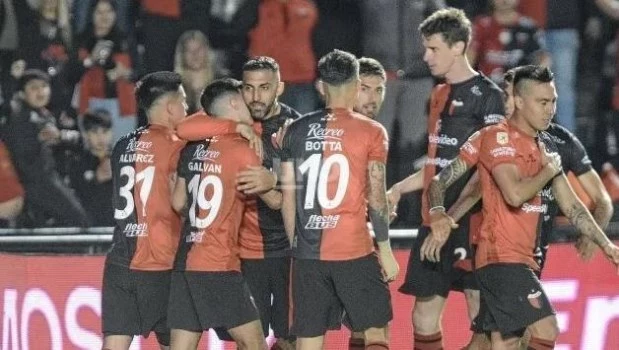 Colón le ganó a Rosario Central y salió de la zona de descenso