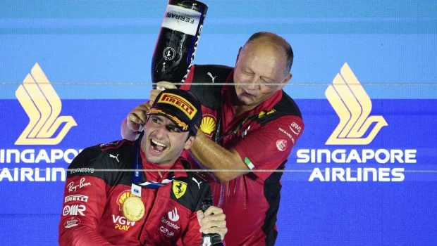 Sainz se lleva el GP de Singapur para terminar con la racha de Verstappen