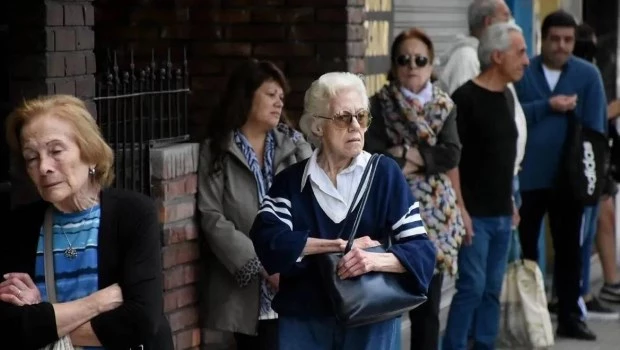 El Gobierno otorgará un nuevo refuerzo a jubilados por 15.000 pesos hasta noviembre