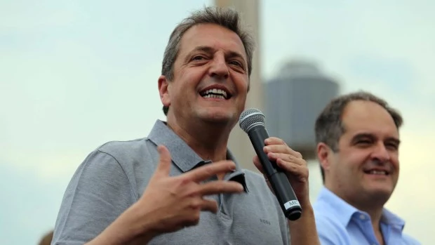 Massa: "Somos los únicos que defendemos la soberanía, no ponemos la bandera de otro país en el Central"