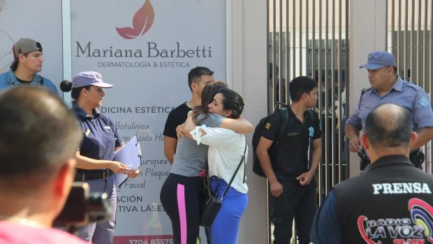 Un policía ingresó a un centro de estética de Formosa, asesinó a su expareja e intentó suicidarse