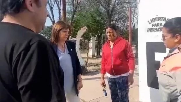 Bullrich visitó el barrio Emerenciano Sena y se cruzó con militantes