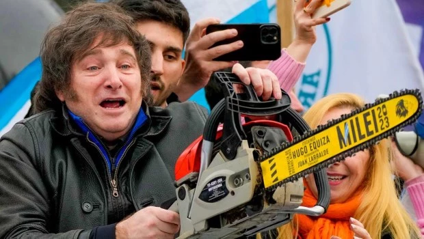 Hay dos Milei: el de la campaña con motosierra y el del Congreso