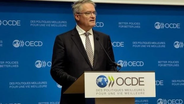 El secretario general de la OCDE, Mathias Cormann, durante la rueda de prensa en la que la institución presentó el informe interino de perspectivas. Foto: EFE