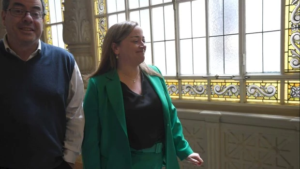 La titular de la Cámara de Diputados, Cecilia Moreau, y el presidente del bloque de UP, Germán Martínez llegan al Congreso.