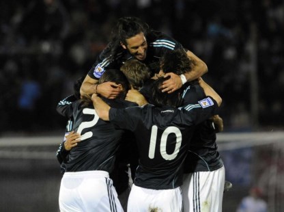 Argentina consiguió un épico triunfo con poco fútbol en Uruguay y va al Mundial